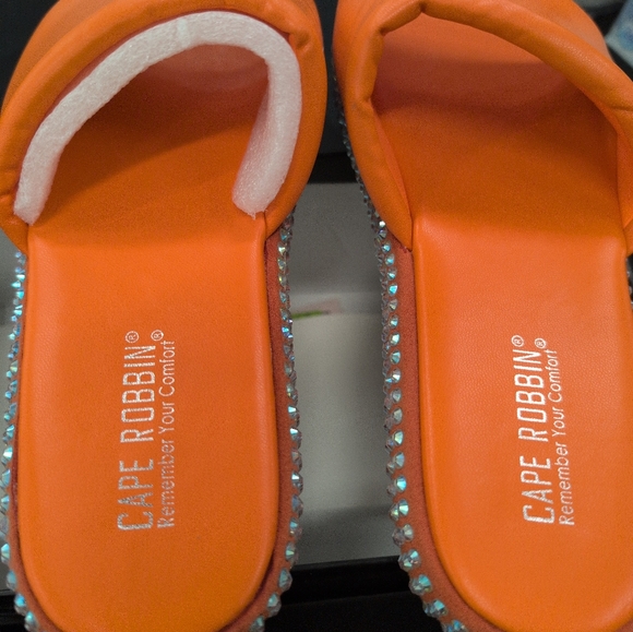 Cape Robbin Slides - Picture 5 of 5